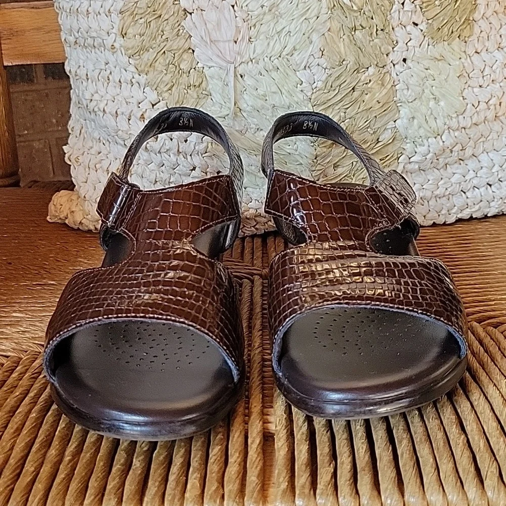 SAS Suntimer brown croc sandal, size 8.5N